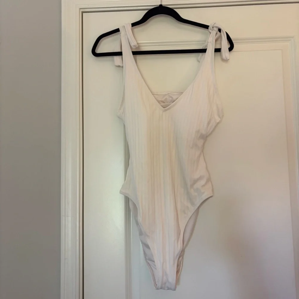 Shade & Shore Women’s  Cream Tummy-Smoothing One Piece Swimsuit